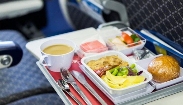 چه غذاهایی را می توانید به درون هواپیما ببرید؟